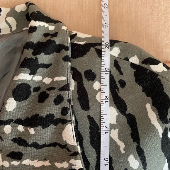 Trina Turk Elegant Gray Jacket - Picture 10 of 10